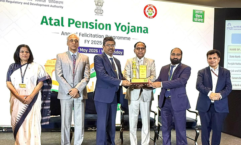 DFS Secretary presents APY annual award to Punjab & Sind bank
